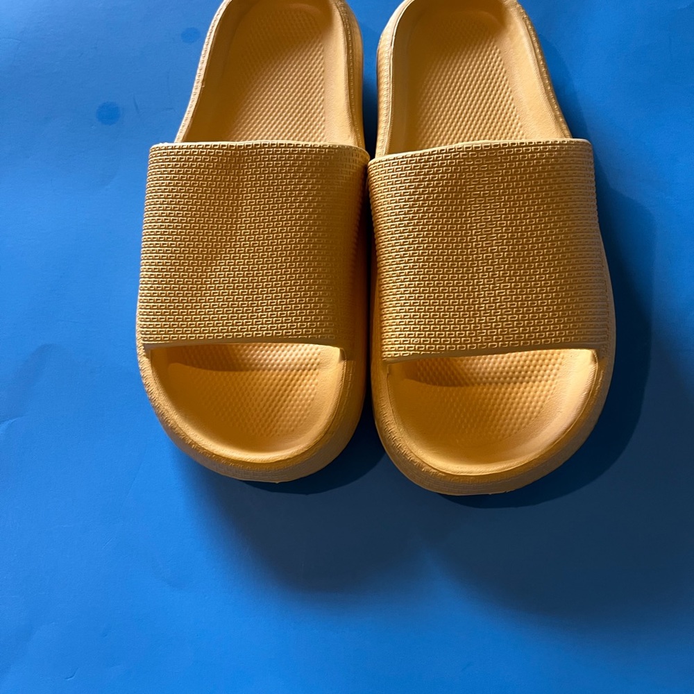 SELLING YELLOW SLIDES FOR WOMEN/MEN SIZE 40/41 SUMMER/ SPRING NWOT NEVER WORN